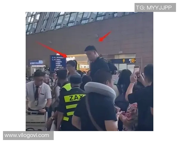姚明在街头随意穿行与路人无异的真实一面