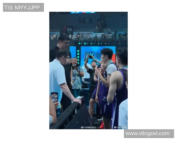 姚明助阵野球赛展现运动精神与团队合作的完美结合 姚明助阵野球赛展现运动精神与团队合作的完美结合