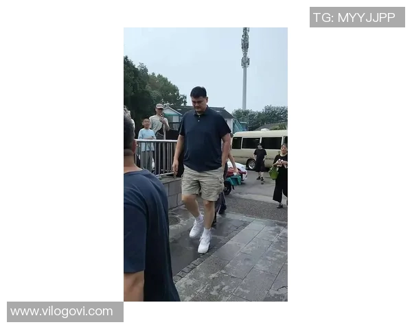 姚明身穿肥大裤子引发热议网友纷纷调侃其时尚选择与身高差异的趣味对比 姚明身穿肥大裤子引发热议网友纷纷调侃其时尚选择与身高差异的趣味对比