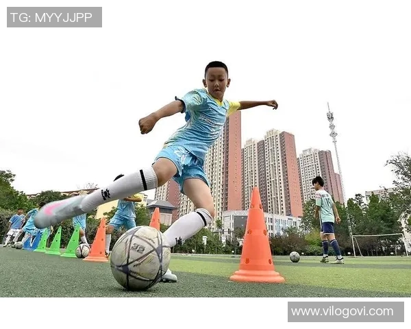 足球明星日常生活揭秘:训练之余的休闲与家庭时光 足球明星日常生活揭秘:训练之余的休闲与家庭时光