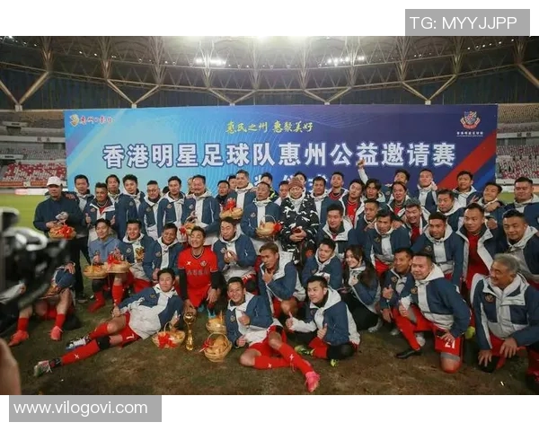 足球明星亲临现场为球迷送上签名足球感动瞬间回顾