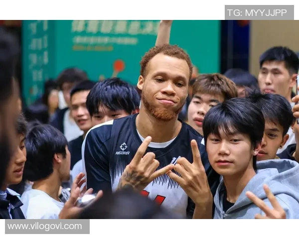 篮球明星街头惊喜献唱引发粉丝热潮视频记录精彩瞬间