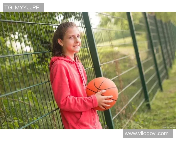 篮球明星在赛场上尽情挥洒汗水的精彩瞬间与踢篮球的独特魅力展示